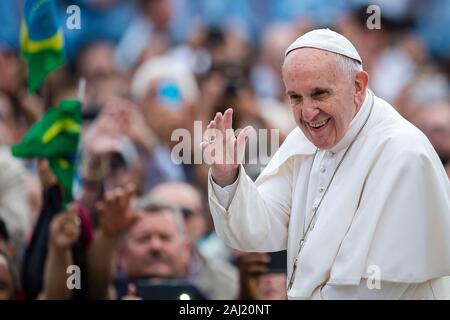 Papst Franziskus kommt für seine wöchentliche Generalaudienz auf dem Petersplatz im Vatikan, Rom, Latium, Italien, Europa Stockfoto