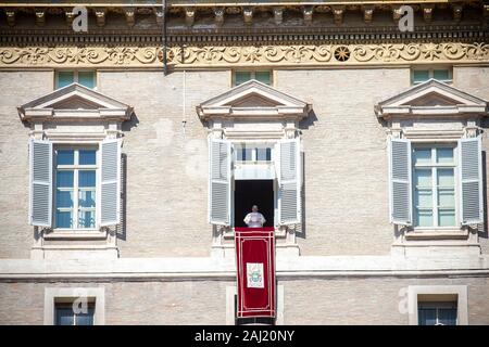 Papst Franziskus liefert seinen Segen beim Angelus 12.00 Uhr Gebet in der St. Peter's Square, Vatikan, Rom, Latium, Italien, Europa Stockfoto