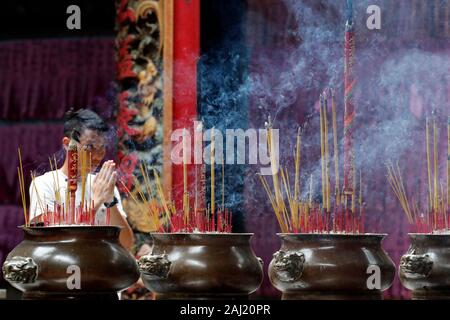 Räucherstäbchen brennen und rauchen in Joss stick Topf in taoistischen Tempel, Phuoc ein Hoi Quan Pagode, Ho Chi Minh City, Vietnam, Indochina, Südostasien Stockfoto