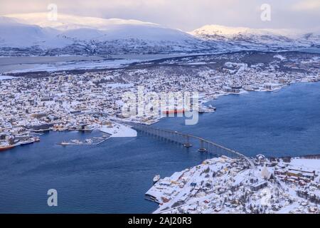 Tromsø, Tromsoya und Fjord, nach schwerem Schnee, Ansicht vom Berg Storsteinen im Winter, Tromso, Troms, arktischen Norden Norwegen, Skandinavien, Europa Stockfoto