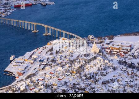 Sunlit Tromsdalen, Eismeerkathedrale und Tromsø-Brücke, Neuschnee, Ansicht vom Berg Storsteinen im Winter, Troms, Norwegen, Skandinavien, Europa Stockfoto