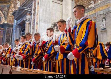 Die heilige Messe am Altar der Vorsitzende der St. Peter's Basilica für die 23 neuen Wachen, die den feierlichen Eid, Vatikan, Rom, Latium, Italien Stockfoto