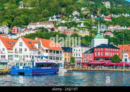 Touristische Fähre in den Hafen im Stadtzentrum von Bergen, Hordaland County, westlichen Fjorden region, Norwegen, Skandinavien, Europa günstig Stockfoto
