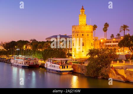 Tour Boote auf dem Guadalquivir Fluss in der Nähe der Torre del Oro bei Sonnenuntergang, Sevilla, Andalusien, Spanien, Europa Stockfoto