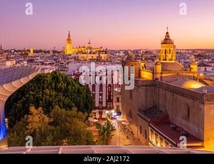 Sonnenuntergang Skyline von Sevilla Kathedrale und die Dächer der Stadt von der Metropol Parasol, Sevilla, Andalusien, Spanien, Europa Stockfoto