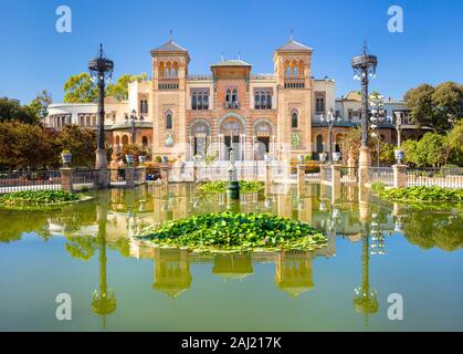 Reflexionen im Pool gegenüber dem Museum für Volkskunst und Traditionen, Sevilla, Andalusien, Spanien, Europa Stockfoto