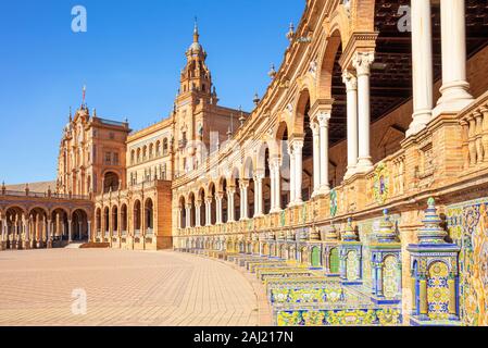Keramische Fliesen in den Nischen und Bögen der Plaza de Espana, Maria Luisa Park, Sevilla, Andalusien, Spanien, Europa Stockfoto