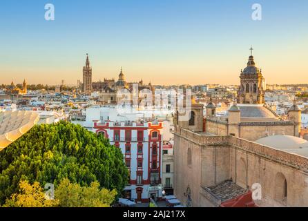 Skyline von Sevilla Kathedrale und die Dächer der Stadt von der Metropol Parasol, Sevilla, Andalusien, Spanien, Europa Stockfoto