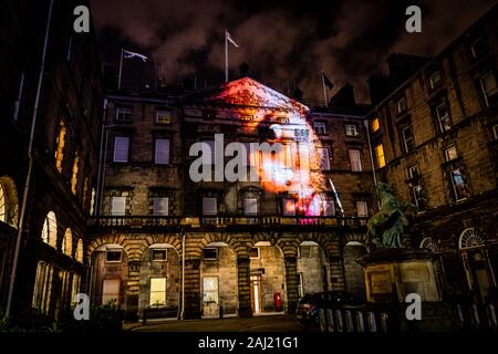 Edinburgh, Großbritannien. Mi 1. Januar 2020. Die Premiere von "Nachricht vom Himmel: Küstenlinien", eine Sammlung von Briefen nach Schottland zu unseren Beziehungen mit unseren Meeren, Gewässer und Küsten und unsere maritime Erbe widerspiegelt. Diese Projektion wird "Zucker für den Tee" bei der Edinburgh City Chambers auf der High Street und verfügt über Schriftsteller Kayus Bankole (der Band junge Väter), Filmemacher Rianne Weiß und Projektionen durch doppelte Projektionen. Bankole Kayus's "Zucker für den Tee" reflektiert auf die Schattenseite des maritimen Schottlands Geschichte. Stockfoto