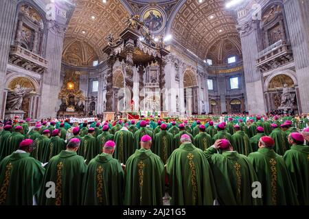 Papst Franziskus feiert einen Schlussgottesdienst am Ende der Synode der Bischöfe in der Basilika von St. Peter im Vatikan, Rom, Latium, Italien, Europa Stockfoto