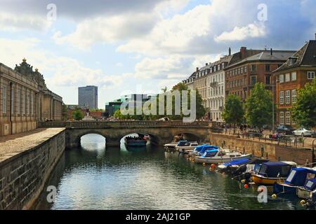 Frederiksholms Kanal-Kanal im Zentrum von Kopenhagen. Einige historische Gebäude canal Gesicht - Prince's Herrenhaus, das Nationalmuseum und Schloss Christiansborg Stockfoto