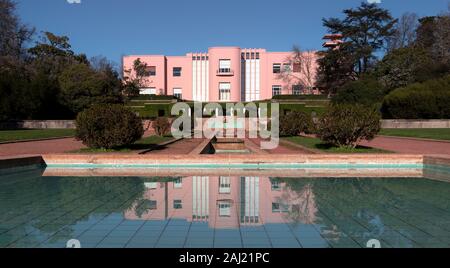 Porto, Portugal - Dezember 29, 2019: Casa de Serralves, entworfen vom Architekten Charles Siclis, José Marques da Silva und Jacques Gréber, 1944. Stockfoto