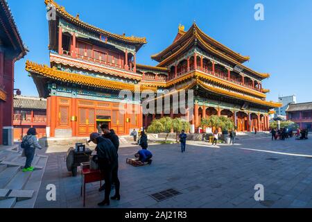 Blick auf reich verzierte tibetisch-buddhistischen Lama-Tempel (Yonghe Tempel), Dongcheng, Peking, Volksrepublik China, Asien Stockfoto