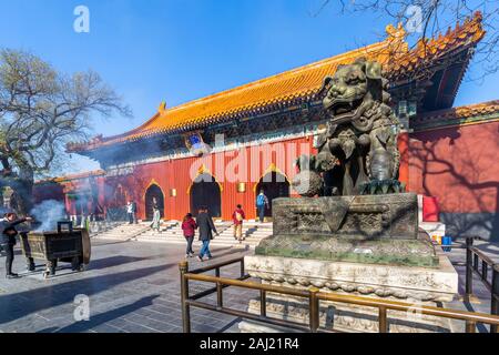 Blick auf reich verzierte tibetisch-buddhistischen Lama-Tempel (Yonghe Tempel), Dongcheng, Peking, Volksrepublik China, Asien Stockfoto