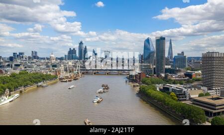 Die Themse London. Luftaufnahme von der waterloo Brücke in Richtung Blackfriars Brücke und St.Peters Kathedrale Stockfoto