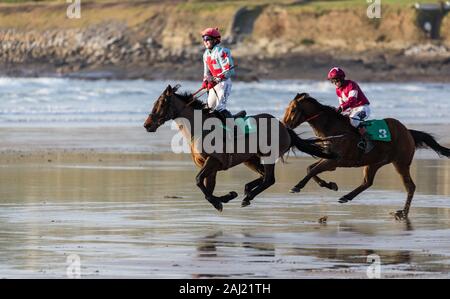 Ballyheigue, Irland - 1. Januar 2020: Pferderennen am Strand von Ballyheigue an der Westküste der Grafschaft Kerry am Tag der neuen Jahre Stockfoto