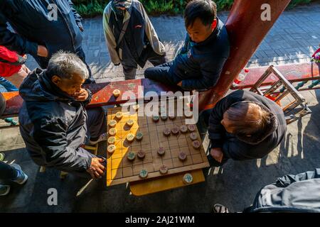 Die Einheimischen spielen brettspiel in der Versammlung an der Ghost Korridor in den Tempel des Himmels, Peking, Volksrepublik China, Asien Stockfoto