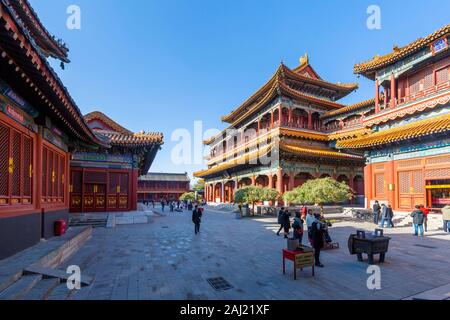 Blick auf reich verzierte tibetisch-buddhistischen Lama-Tempel (Yonghe Tempel), Dongcheng, Peking, Volksrepublik China, Asien Stockfoto