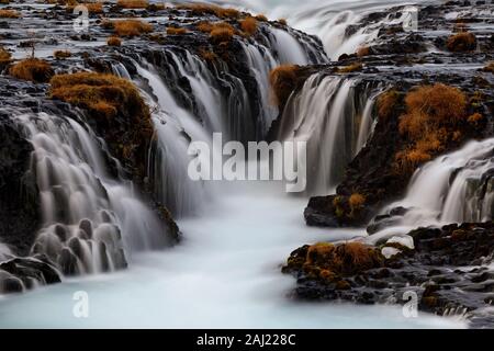 Bruarfoss, ein großer Türkis Wasserfall in Island Stockfoto