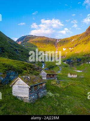 Antenne Panoramablick von dalsnibba Berg und traditionellen Holzhütten, Stranda Gemeinde, Mehr og Romsdal County, Norwegen, Skandinavien, Europa Stockfoto