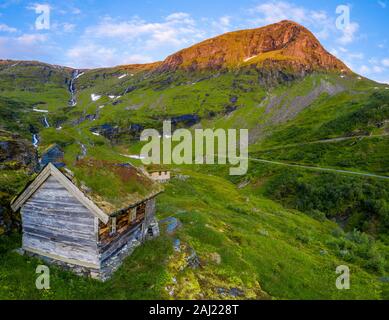 Antenne Panorama von dalsnibba Berg und urige Hütten mit Grasdach, Stranda Gemeinde, Mehr og Romsdal County, Norwegen, Skandinavien, Europa Stockfoto