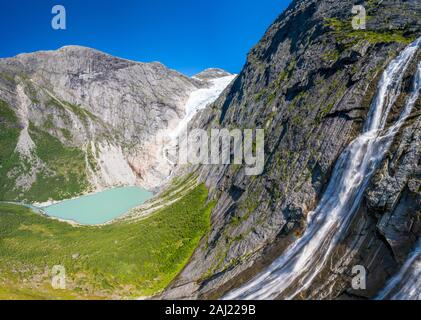 Antenne Panoramablick von drohne von Wasserfall über Gletscher Briksdalsbreen, Loen, Jostedalsbreen Nationalpark, Sogn og Fjordane, Norwegen, Skandinavien, Europa Stockfoto