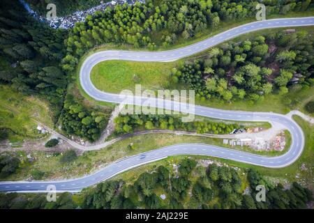 Haarnadel Kurve der S-form Straße am Malojapass von oben von Drohne, Val Bregaglia, Engadin, Kanton Graubünden, Schweiz, Europa Stockfoto