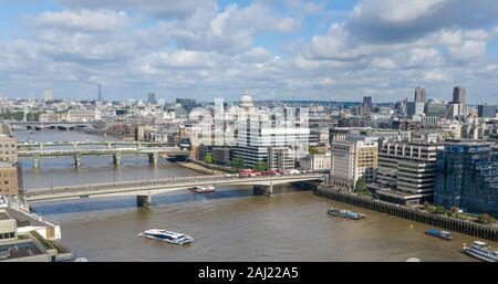 Größere Londoner Brücken mit dem Dach der St Paul's Cathedral in der Mitte. London Panorama-Skyline mit berühmten Gebäuden. Stockfoto