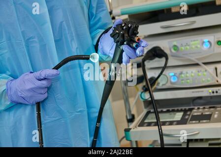Arzt holding Endoskop Stockfoto
