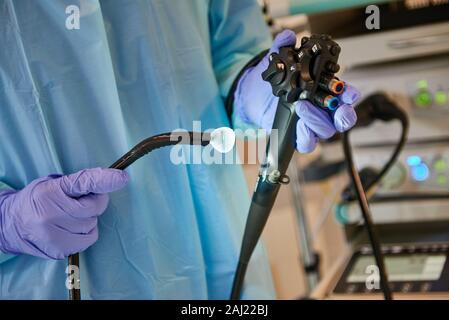 Arzt holding Endoskop Stockfoto