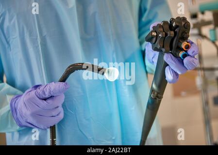Arzt holding Endoskop Stockfoto