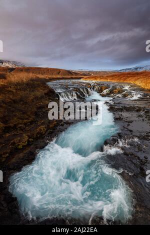 Bruarfoss, ein großer Türkis Wasserfall in Island Stockfoto