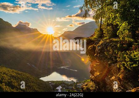 Letzten Sonnenstrahlen Sonnenuntergang über Geiranger Dorf und Geirangerfjord, UNESCO, Stranda Gemeinde, Mehr og Romsdal, Norwegen, Skandinavien Stockfoto