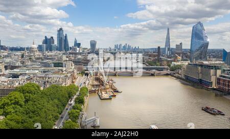 Themse London Landschaft mit Blick auf St. Peter's Basilica und London Finance Stadtzentrum und Altstadt Stockfoto