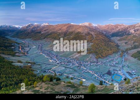 Sonnenaufgang über dem Dorf von Livigno im Herbst, Luftaufnahme, Valtellina, Sondrio Provinz, Lombardei, Italien, Europa Stockfoto