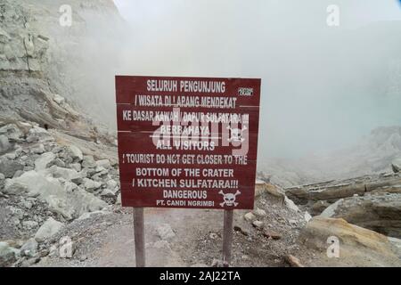 Das Schild Warnung alle Besucher weg von den giftigen Schwefel mine unten zu bleiben. Ijen Vulkan, Ost Java, Indonesien. 13/12/19. Stockfoto