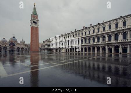 Auf der Suche über eine überschwemmte und St. Mark's Platz und der Campanile und Basilika bei Flut, Venedig, UNESCO, Venetien, Italien Stockfoto