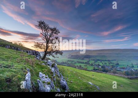 Dawn Licht über Arncliffe Dorf in Littondale, North Yorkshire, Yorkshire, England, Vereinigtes Königreich, Europa Stockfoto