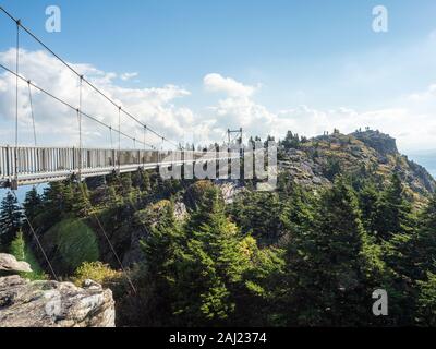 Fußgängerbrücke an der Spitze des Grandfather Mountain, Blue Ridge Mountains, Appalachia, North Carolina, USA, Nordamerika Stockfoto