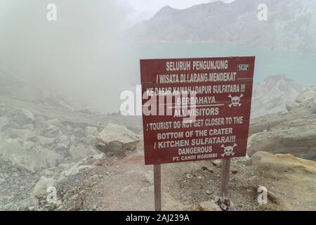 Das Schild Warnung alle Besucher weg von den giftigen Schwefel mine unten zu bleiben. Ijen Vulkan, Ost Java, Indonesien. 13/12/19. Stockfoto