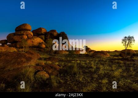 Outback Landschaft der Devils Marbles Felsformationen nach Dämmerung, Granitfelsen von Karlu Karlu (Devils Marbles) Conservation Reserve, Australien Stockfoto