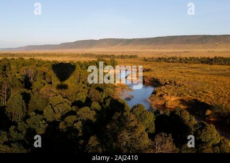 Ein Blick auf den gewundenen Verlauf des Mara River durch die nationale Reserve von einem Heißluftballon, Kenia, Ostafrika, Südafrika Stockfoto