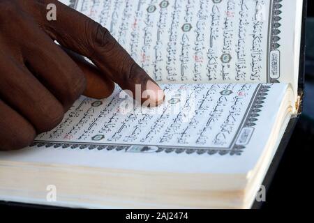 Nahaufnahmen der Hände von African Muslim mann lesen den Koran, Togo, Westafrika, Afrika Stockfoto
