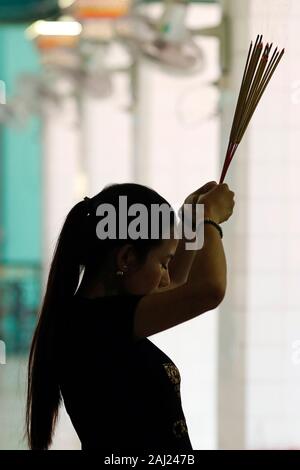 Hindu woman praying mit Räucherstäbchen, Puja, Sri Thenday Yutthapani Tempel, Ho Chi Minh City, Vietnam, Indochina, Südostasien, Asien Stockfoto