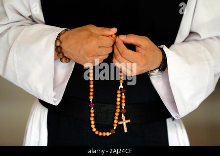 Nahaufnahme der Mönch Hände den Rosenkranz beten, Zisterzienser Abtei, Unserer Lieben Frau von meinem Ca, Vietnam, Indochina, Südostasien, Asien Stockfoto