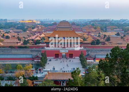 Blick auf die Verbotene Stadt, der UNESCO, der Jingshan Park bei Sonnenuntergang, Xicheng, Peking, Volksrepublik China, Asien Stockfoto