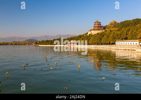 Turm der Buddhistische Räucherstäbchen auf Langlebigkeit Hill und Kunming See bei Yihe Yuan (im Sommer Palast), UNESCO, Peking, Volksrepublik China, Asien Stockfoto