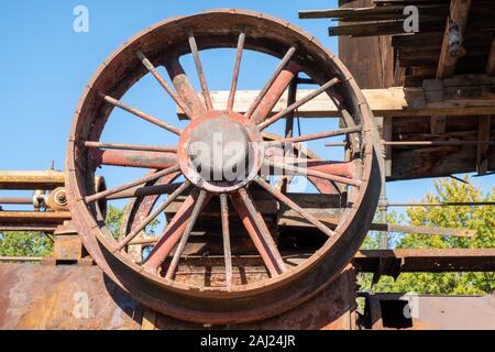 Eine alte rostige Maschine Riemenrad auf eine industrielle Maschine Stockfoto