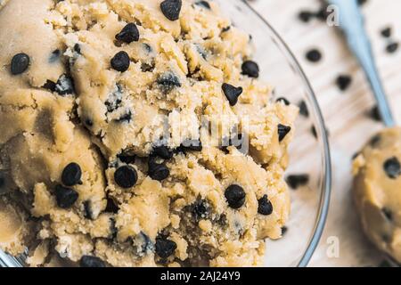 Schüssel mit Schokoladenchip Cookie-Teig Stockfoto