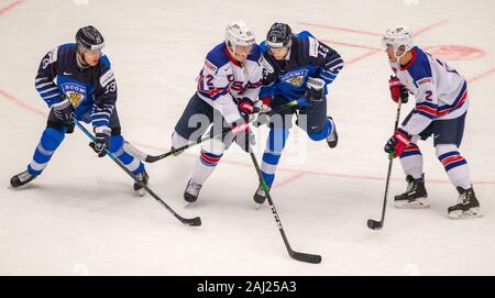 Trinec, Tschechische Republik. 02 Jan, 2020. L-R Ville Petman (FIN, Shane Pinto (USA), eemil Erholtz (FIN) und Jordan Harris (USA), die in Aktion während der 2020 IIHF World Junior Eishockey WM Viertelfinale Match zwischen USA und Finnland in Trinec, Tschechische Republik, am 2. Januar 2020. Quelle: Wladimir Prycek/CTK Photo/Alamy leben Nachrichten Stockfoto